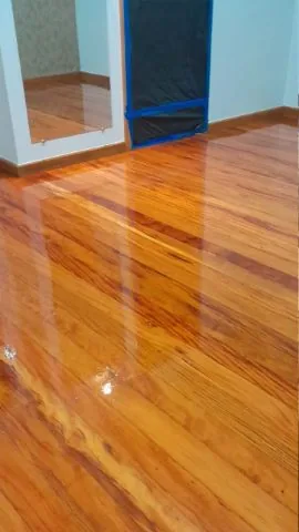 Piso de madeira restaurado pela Raspadora Taco Brilho